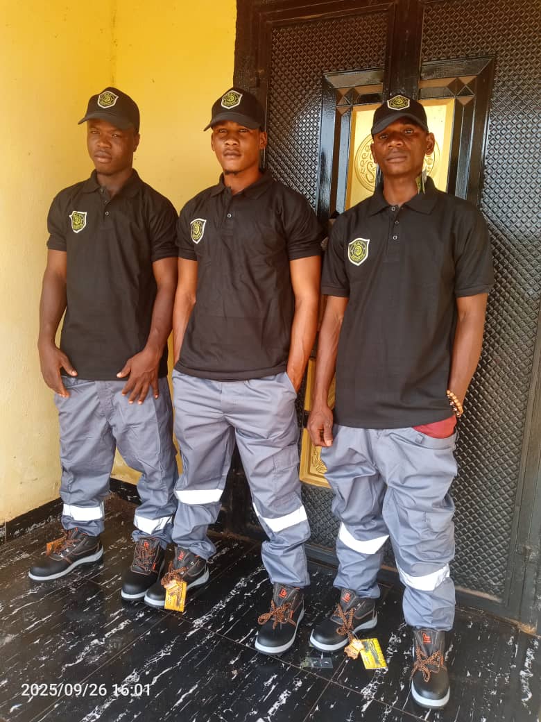Agents W.A.T Sécurité en tenue de service devant un site