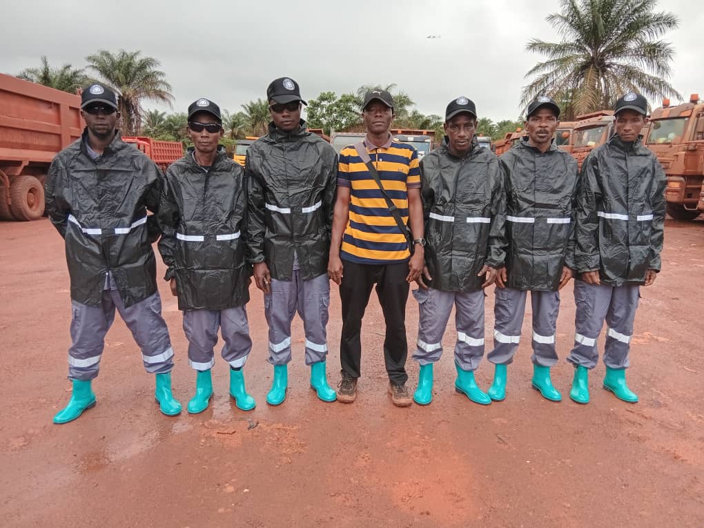Équipe d'agents W.A.T Sécurité en équipement de pluie sur site minier